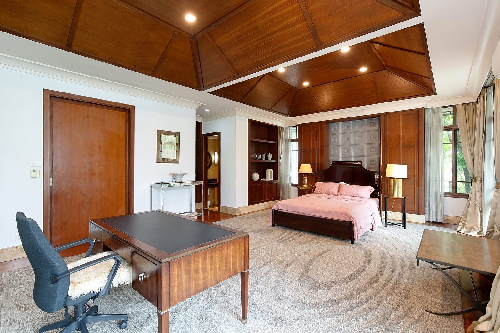 Baan Sansiri Sukhumvit 67: Master bedroom with desk