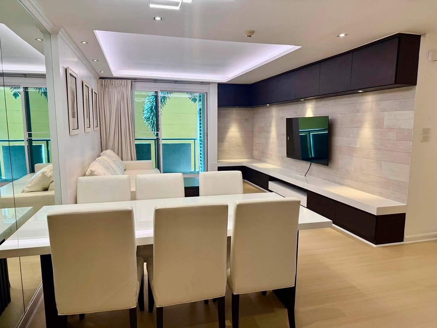 Baan Sirirudee: Dining and living area
