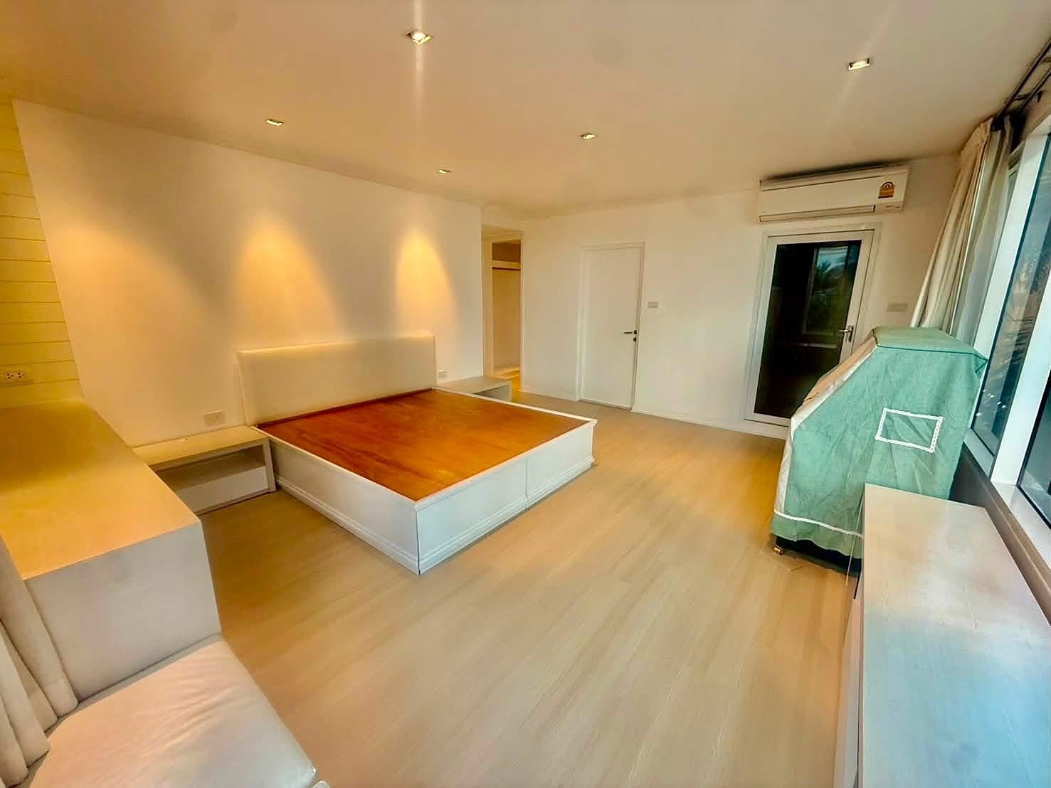 Baan Sirirudee: Master bedroom