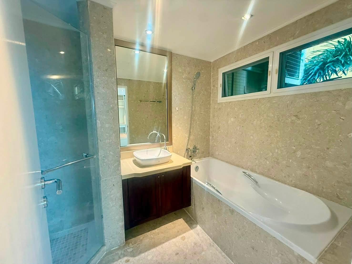 Baan Sirirudee: Bathroom