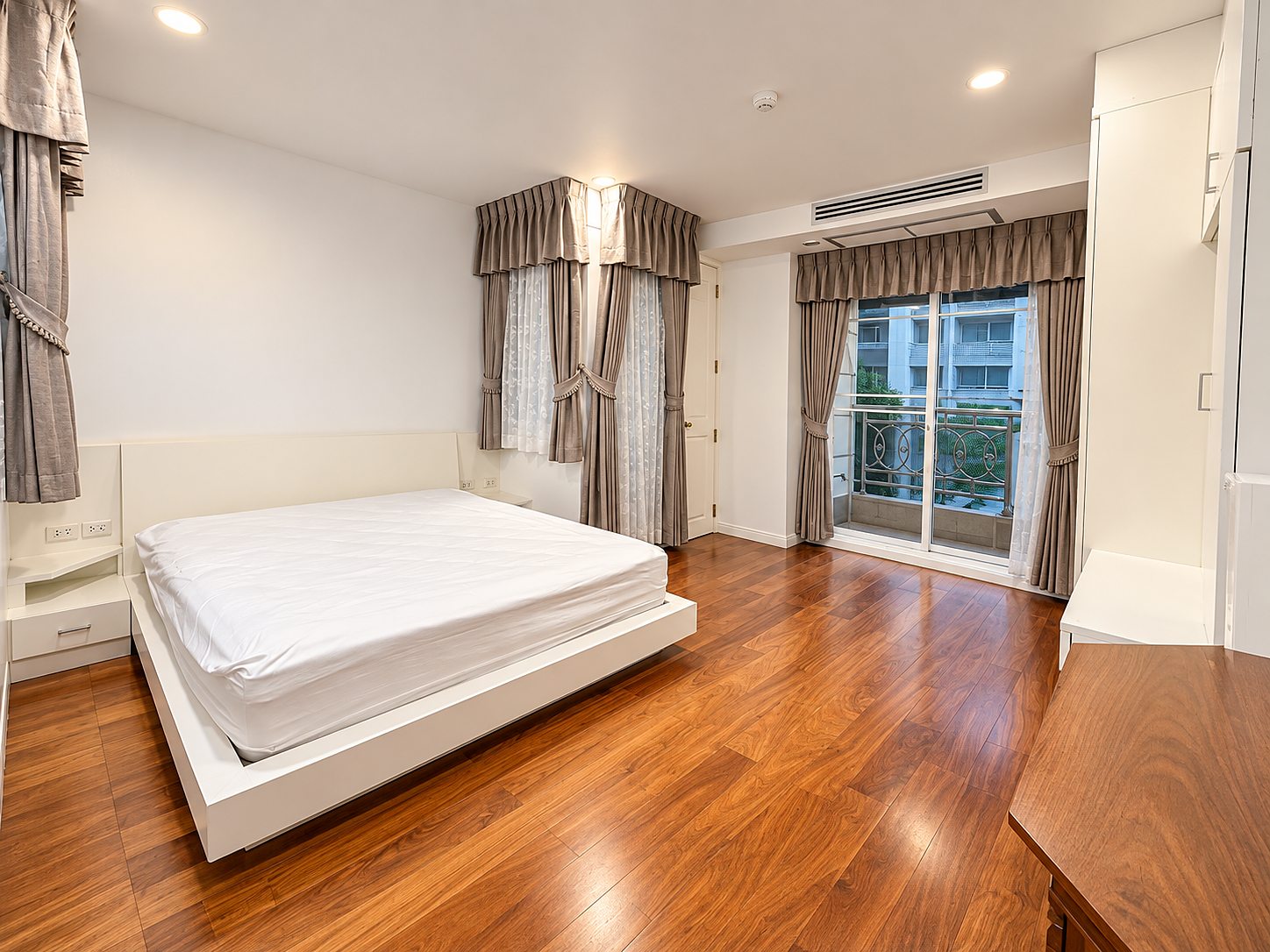 Baan Thanon Sarasin: Master bedroom