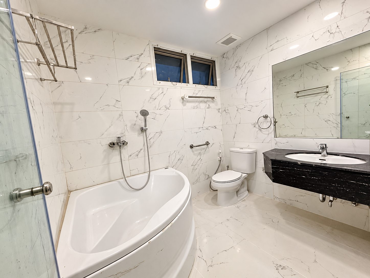 Baan Thanon Sarasin: Bathroom with bathtub