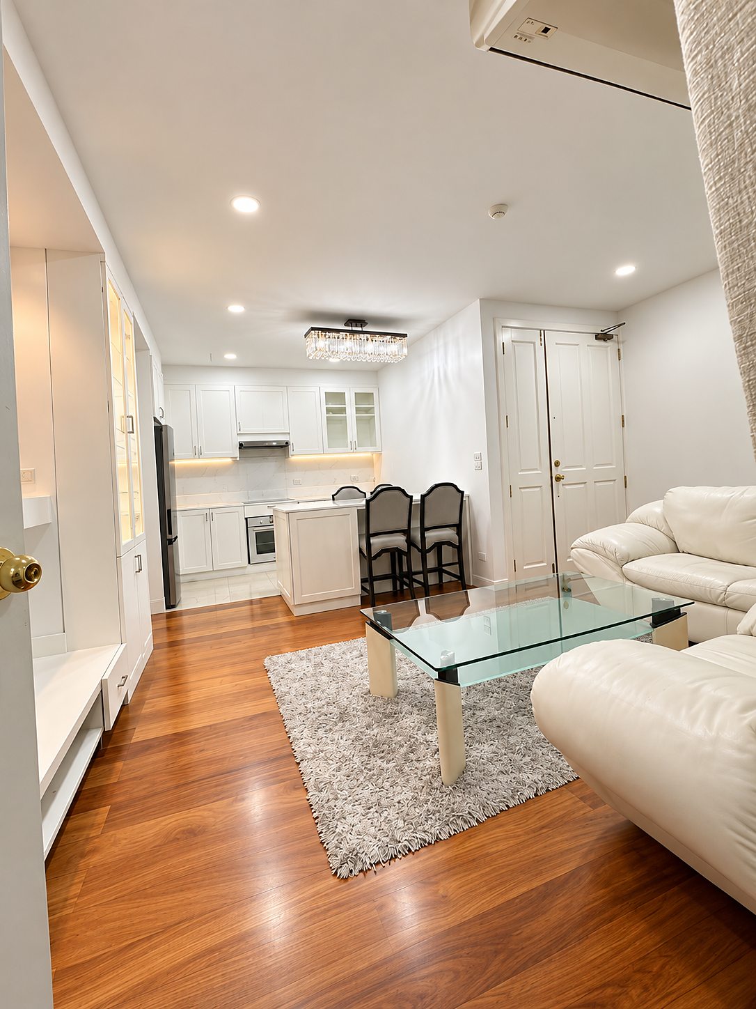 Baan Thanon Sarasin: Living room and kitchen