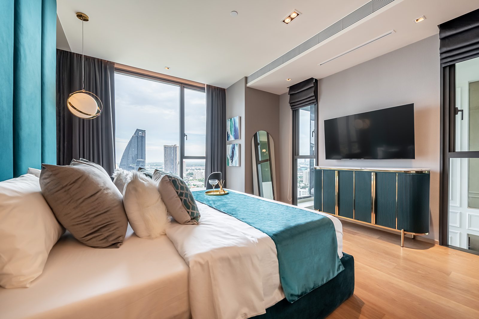 BEATNIQ Sukhumvit 32: Bedroom with city view
