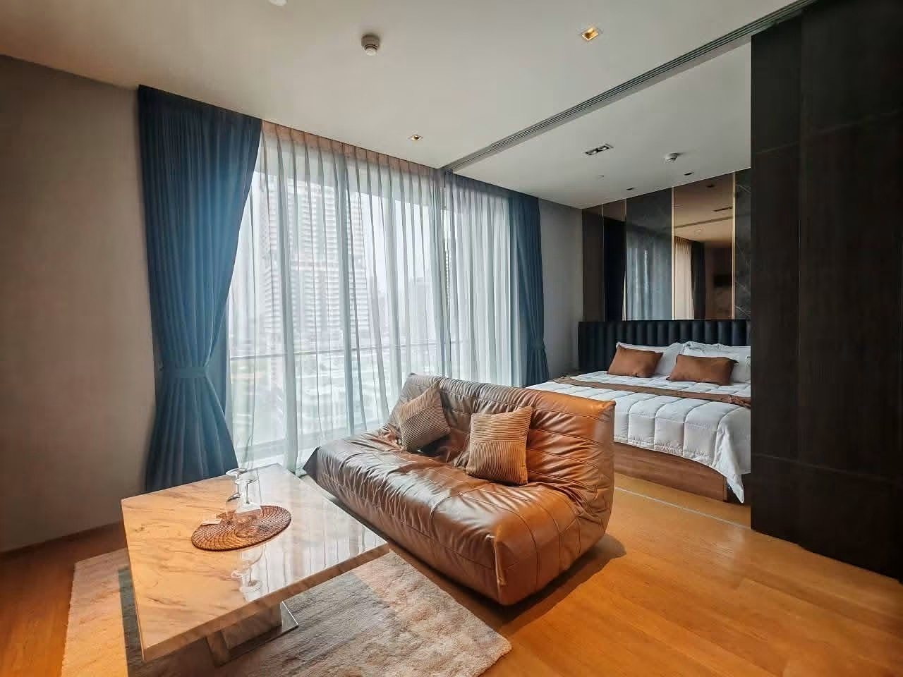 BEATNIQ Sukhumvit 32: Living area with city view