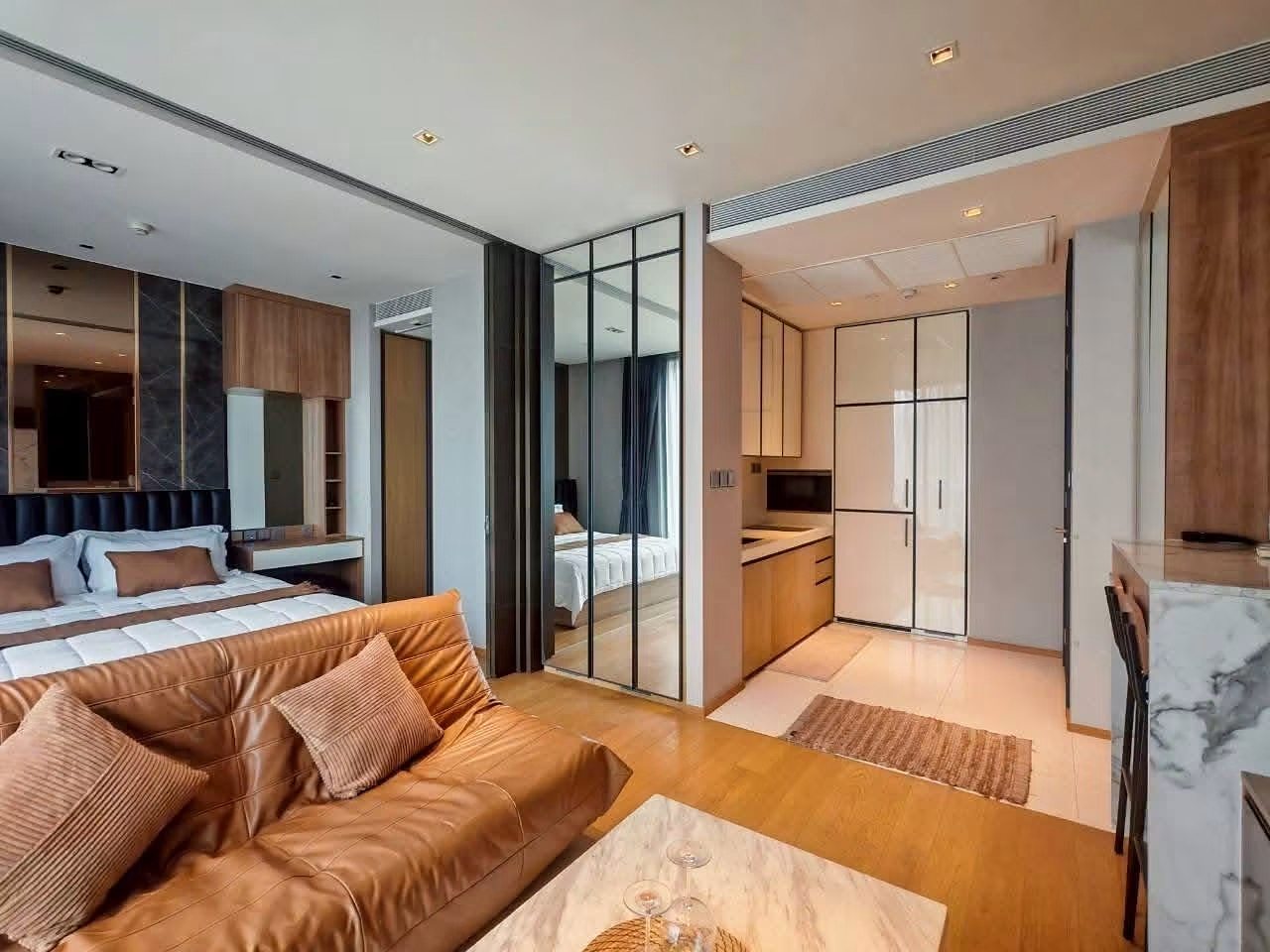 BEATNIQ Sukhumvit 32: Living area and bedroom