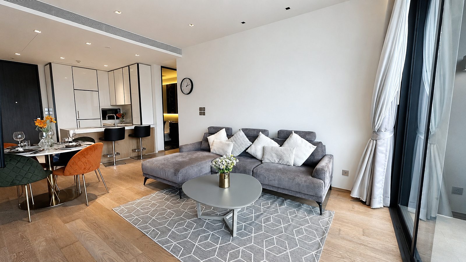 BEATNIQ Sukhumvit 32: Living and dining area