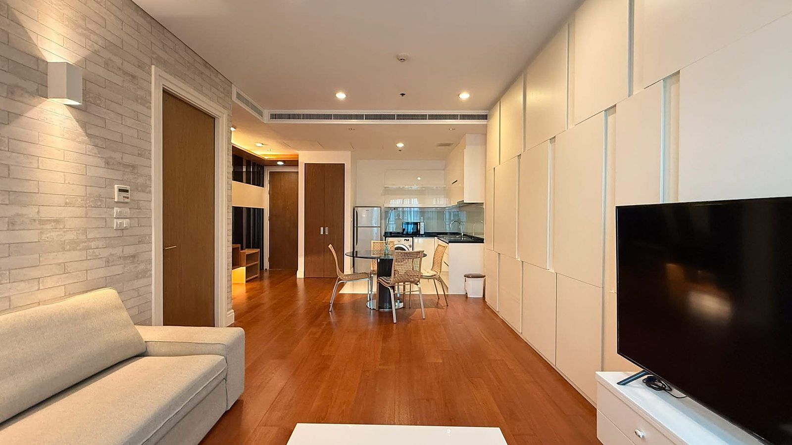 Bright 24: Living and dining area