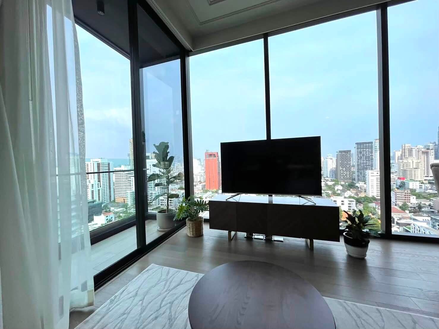 Celes Asoke: Living room with city view