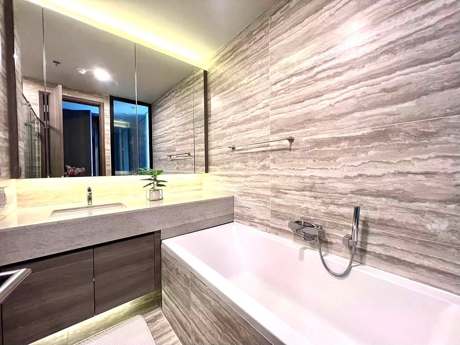 Celes Asoke: Bathroom