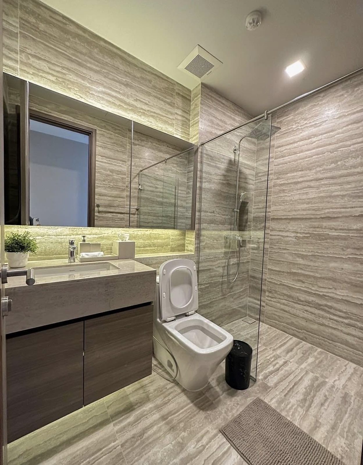 Celes Asoke: Bathroom