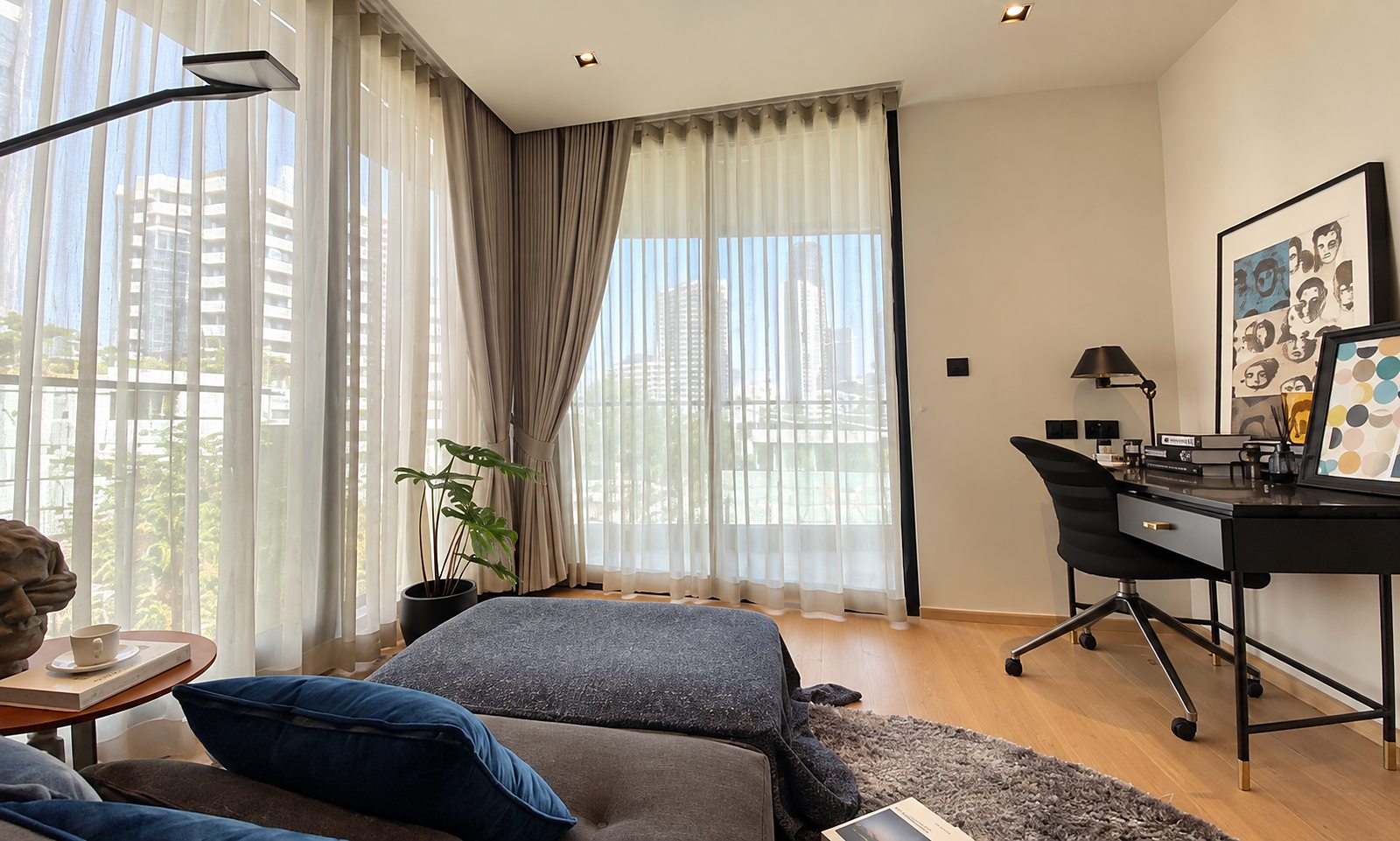 Chalermnit Art de Maison: Second bedroom with desk