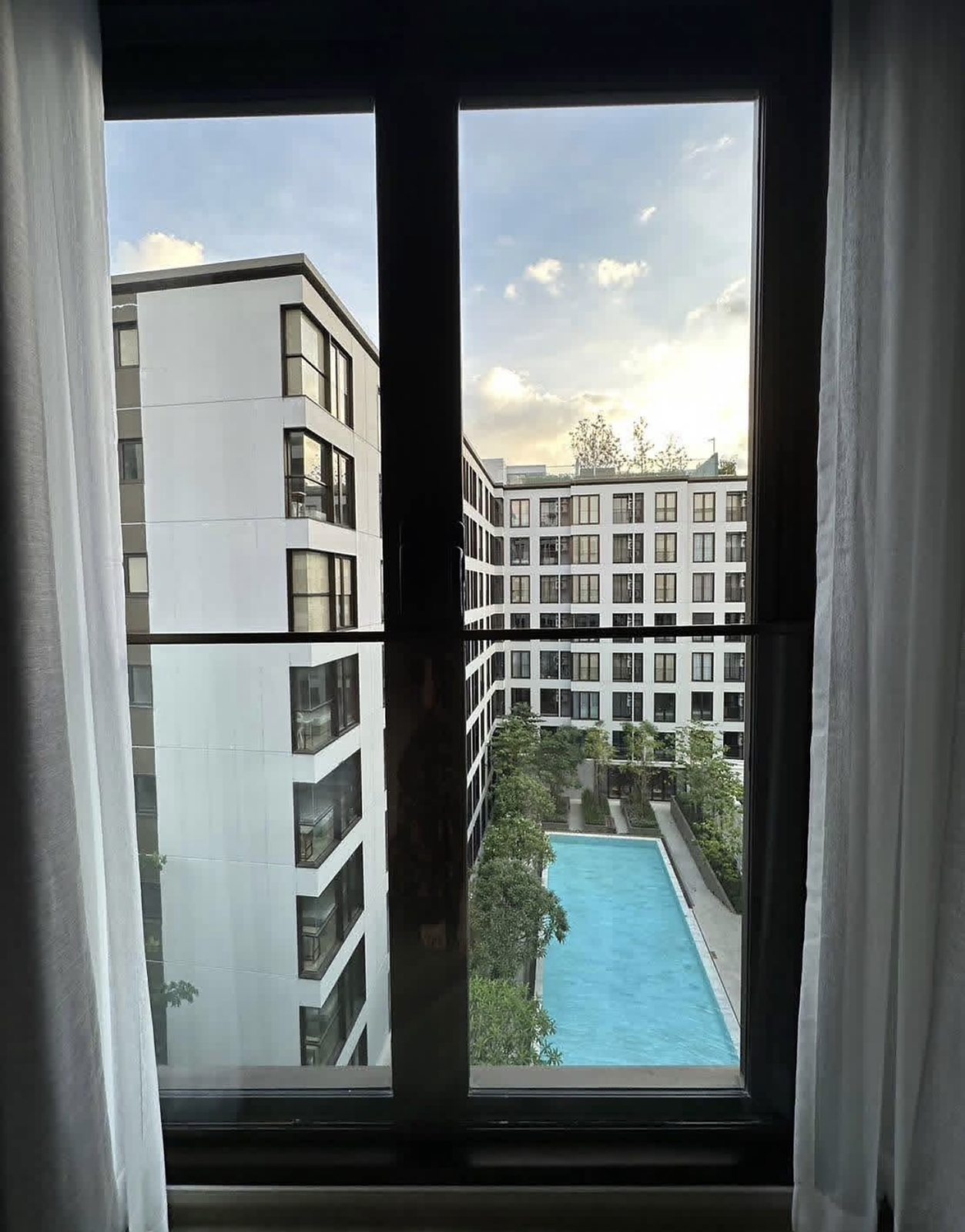Chapter Thonglor 25: Pool view from window