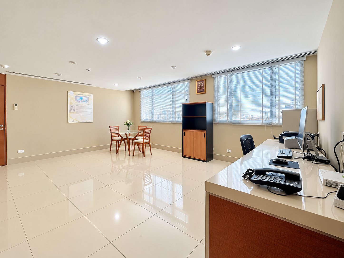 Citi Resort Sukhumvit 11: Living and dining area