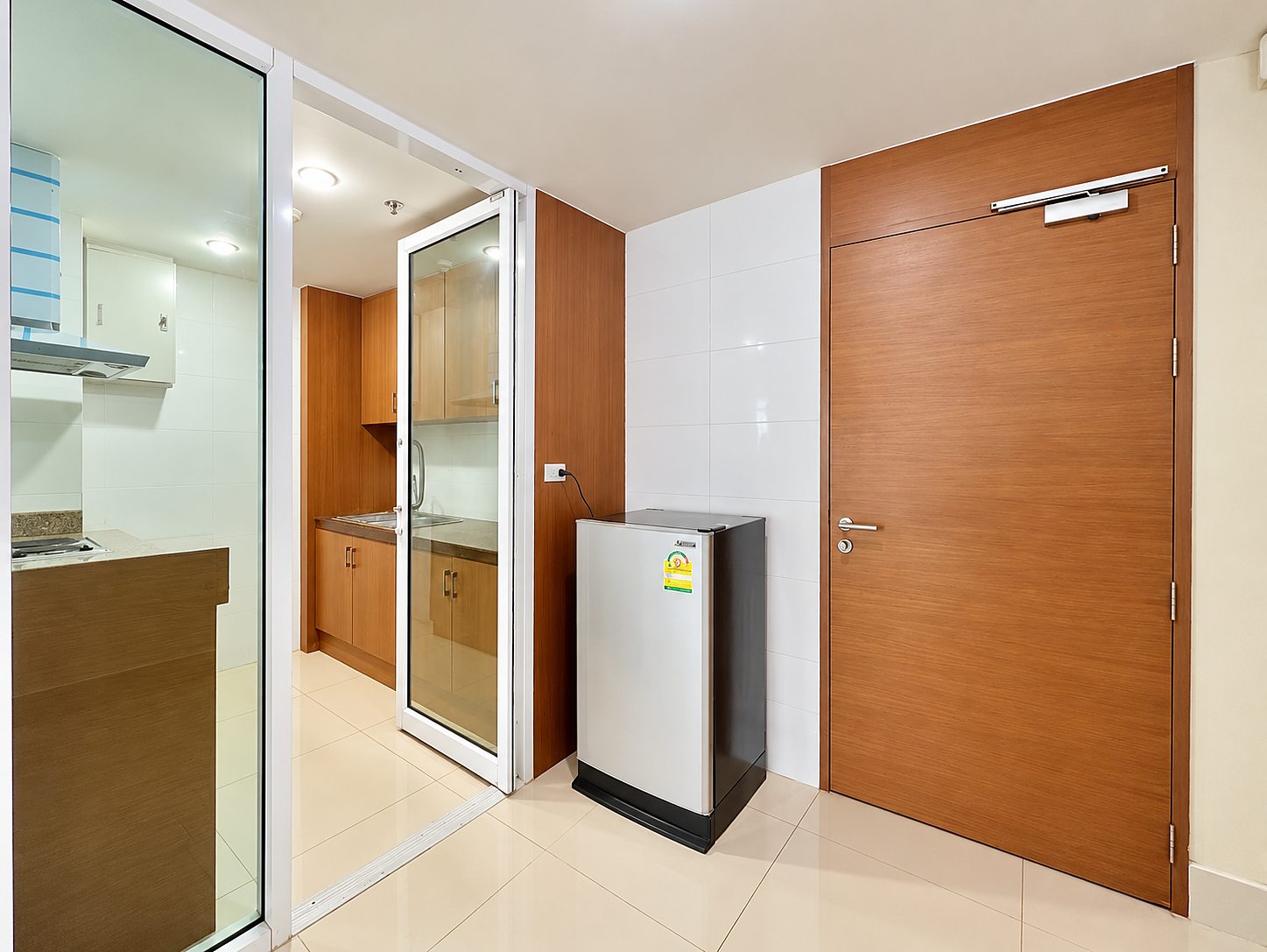 Citi Resort Sukhumvit 11: Kitchen and entrance