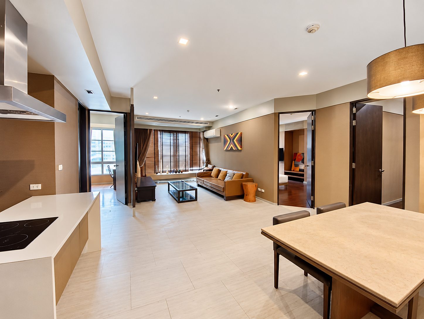 City Smart Sukhumvit 18: Open-plan living and kitchen