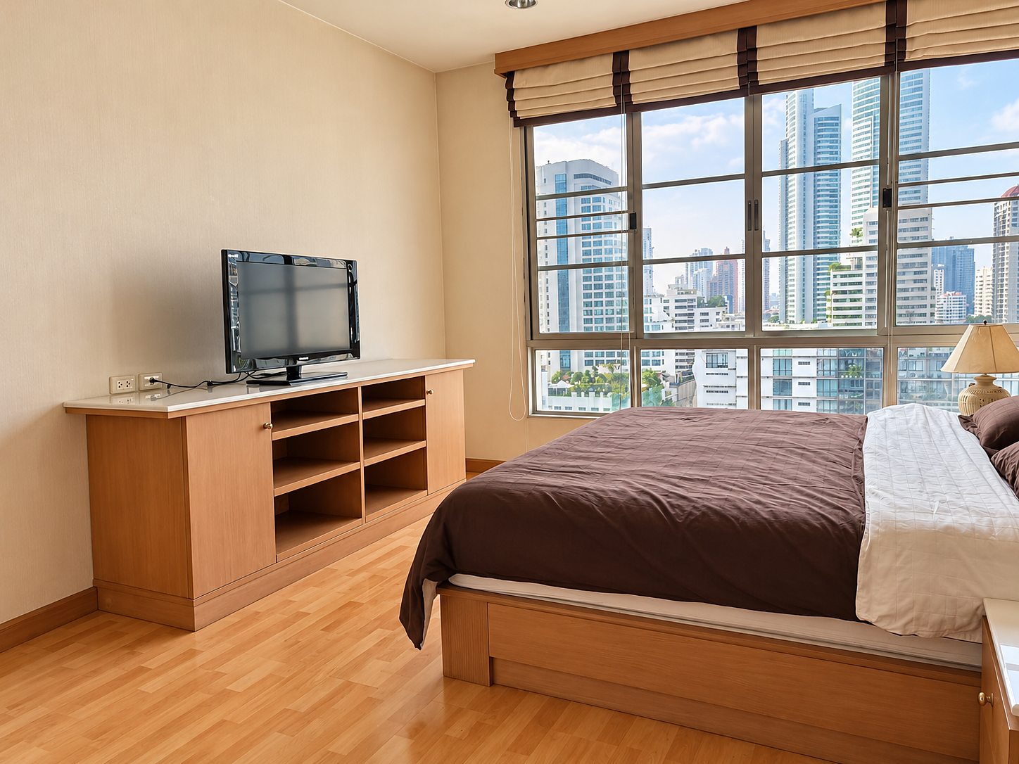 CitySmart Sukhumvit 18: Bedroom with city view