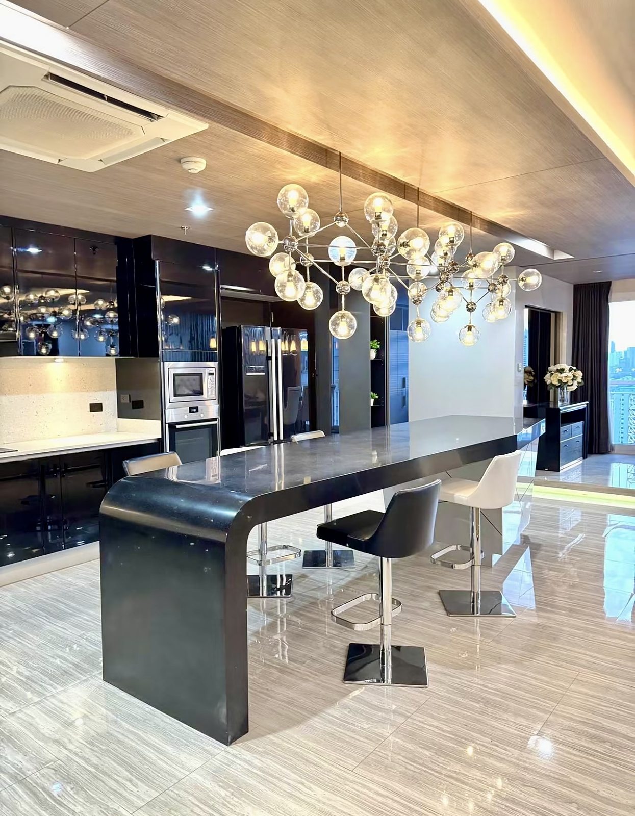 City Smart Sukhumvit 18: Kitchen with breakfast bar