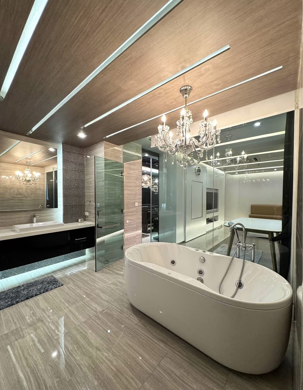 City Smart Sukhumvit 18: Bathroom with freestanding tub