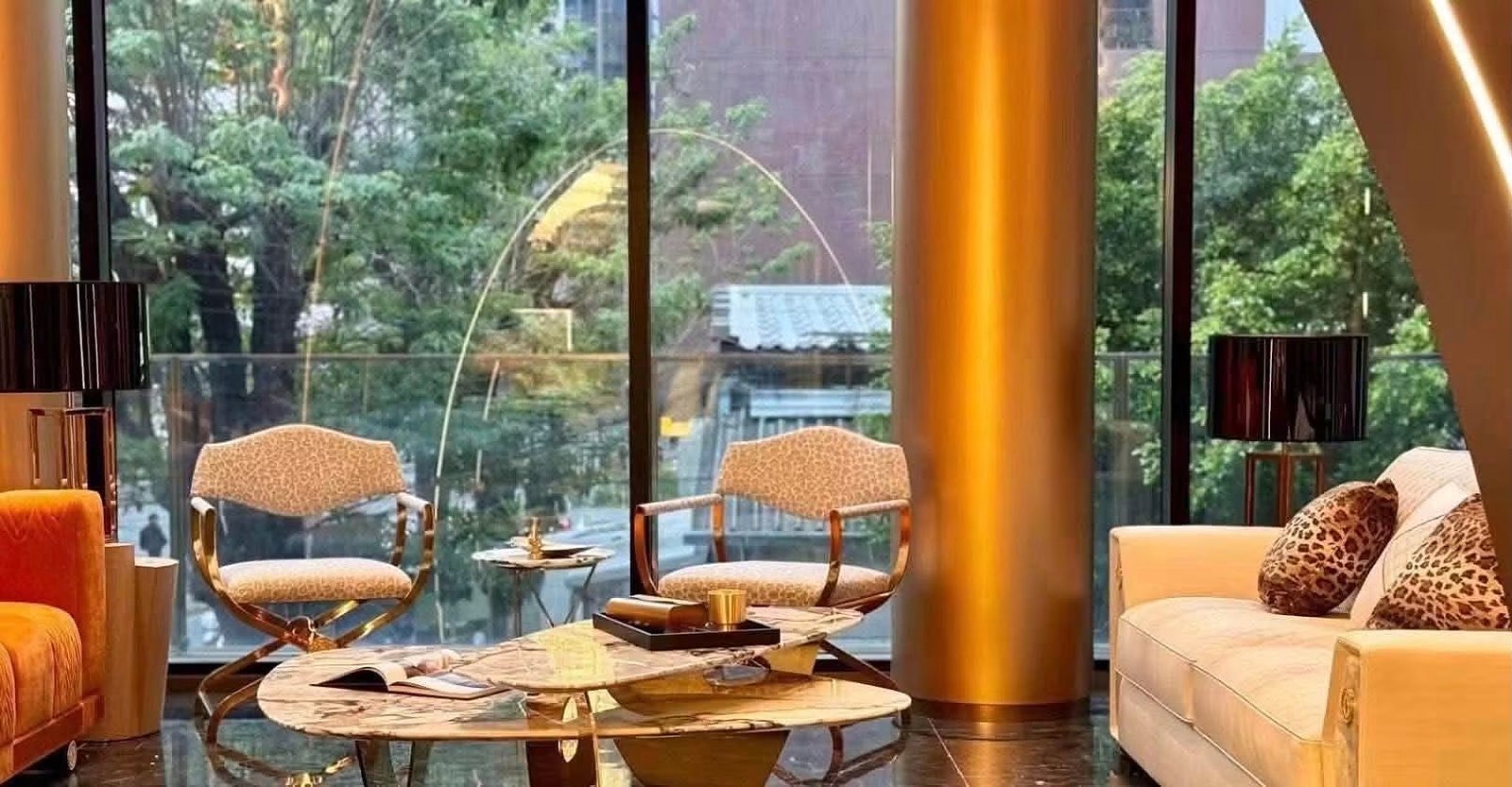 Commercial Shop near BTS Phrom Phong: Lounge by full-height windows