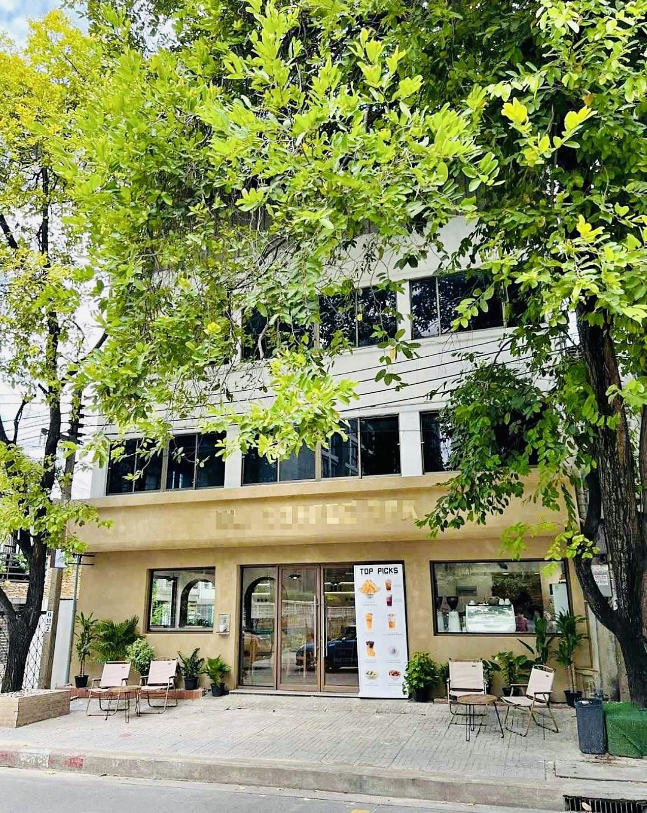 Corner Shophouse — Sukhumvit 61 / Ekkamai: Building exterior
