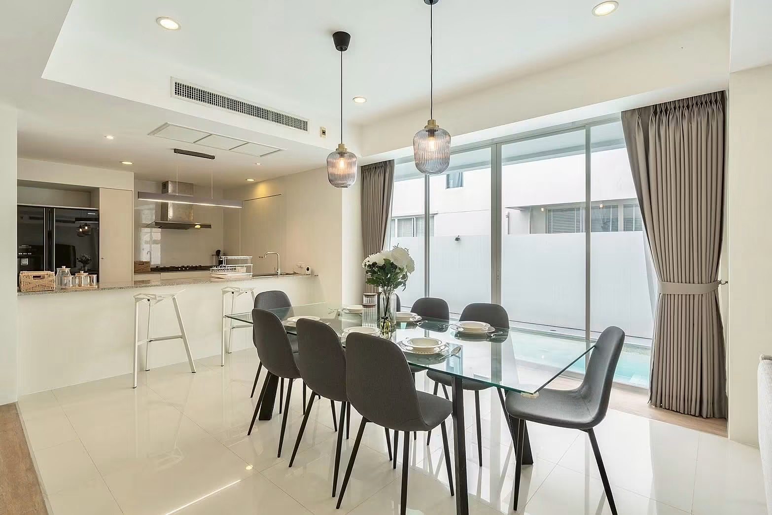 Courtyard Villa Rama 9 – Outer Ring: Kitchen and dining area