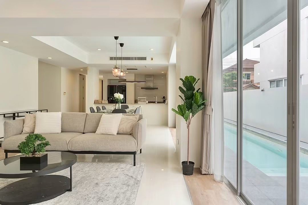 Courtyard Villa Rama 9 – Outer Ring: Living room and pool view