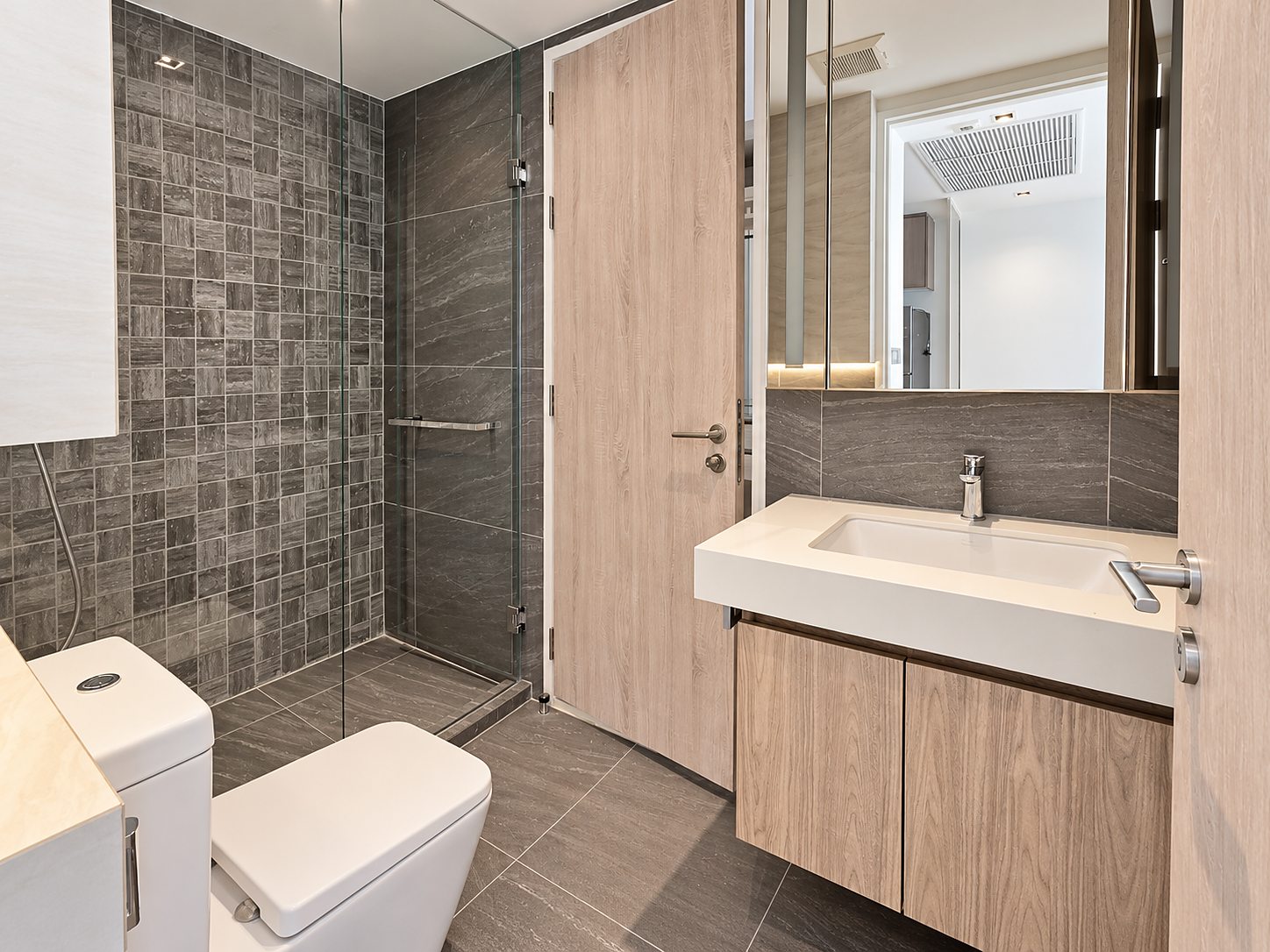 Craft Ploenchit: Bathroom