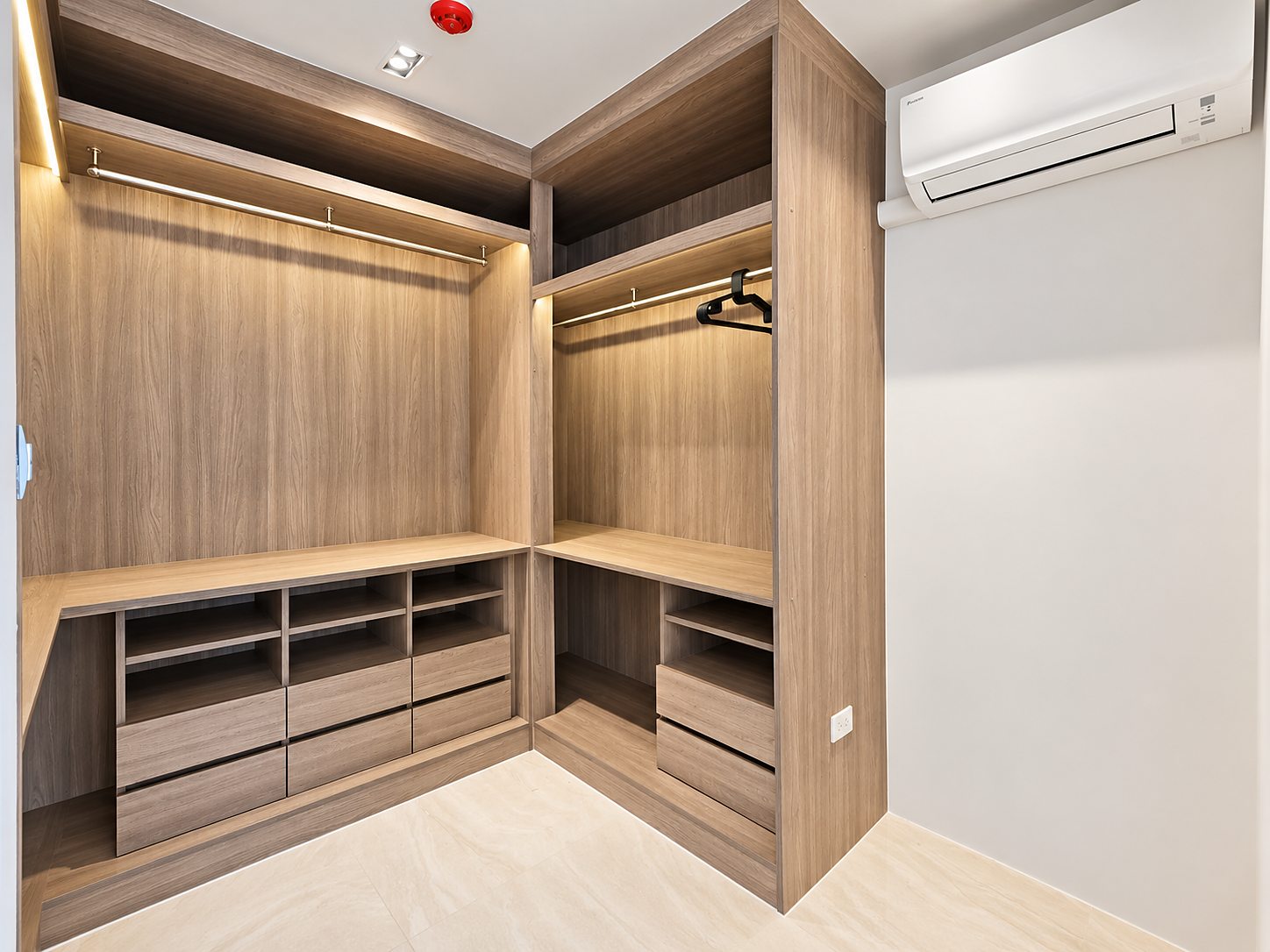 Craft Ploenchit: Built-in wardrobe