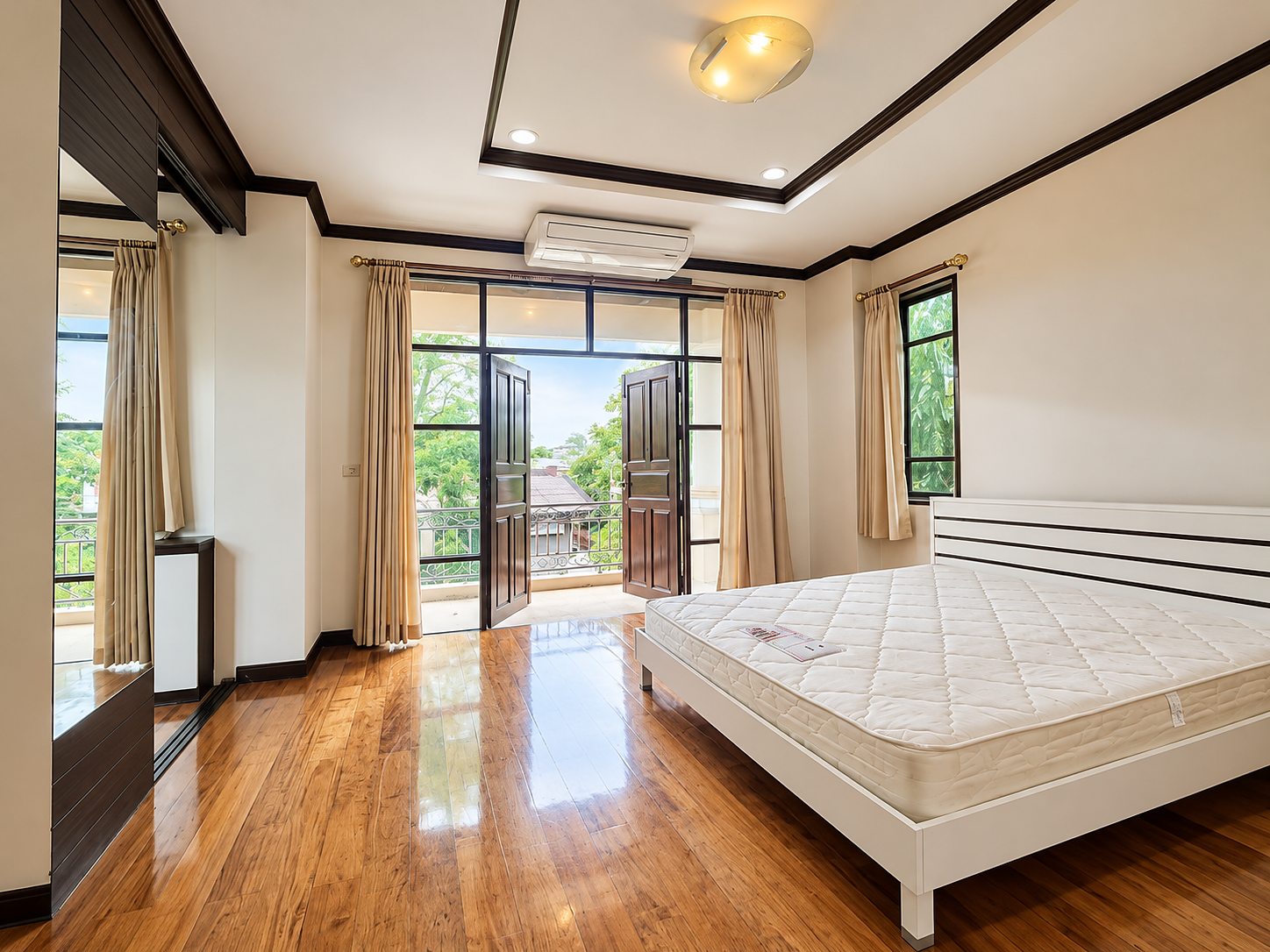 Detached House — Ekkamai 10 Yaek 6 / Pridi Banomyong 25: Bedroom with balcony