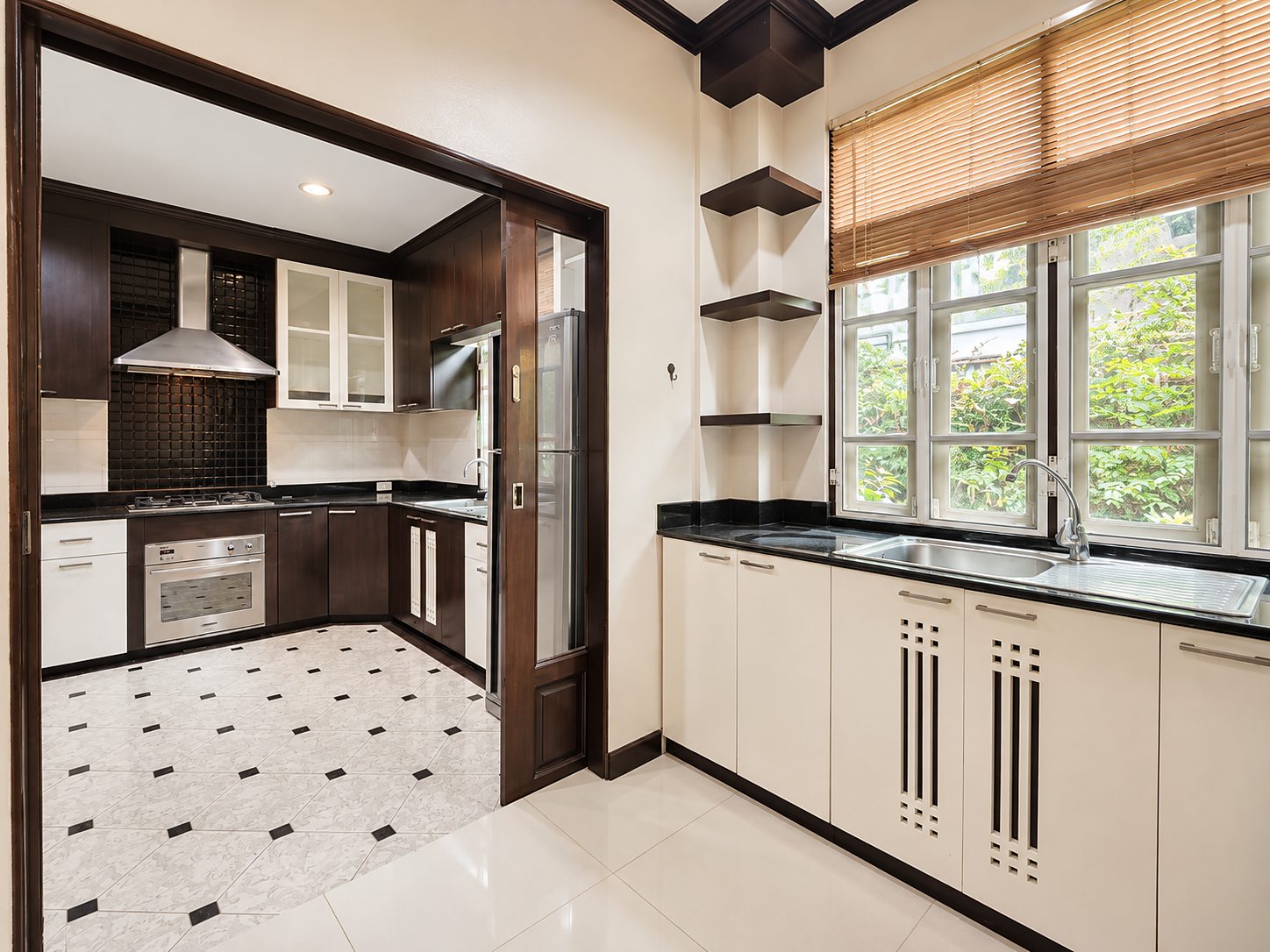 Detached House — Ekkamai 10 Yaek 6 / Pridi Banomyong 25: Kitchen