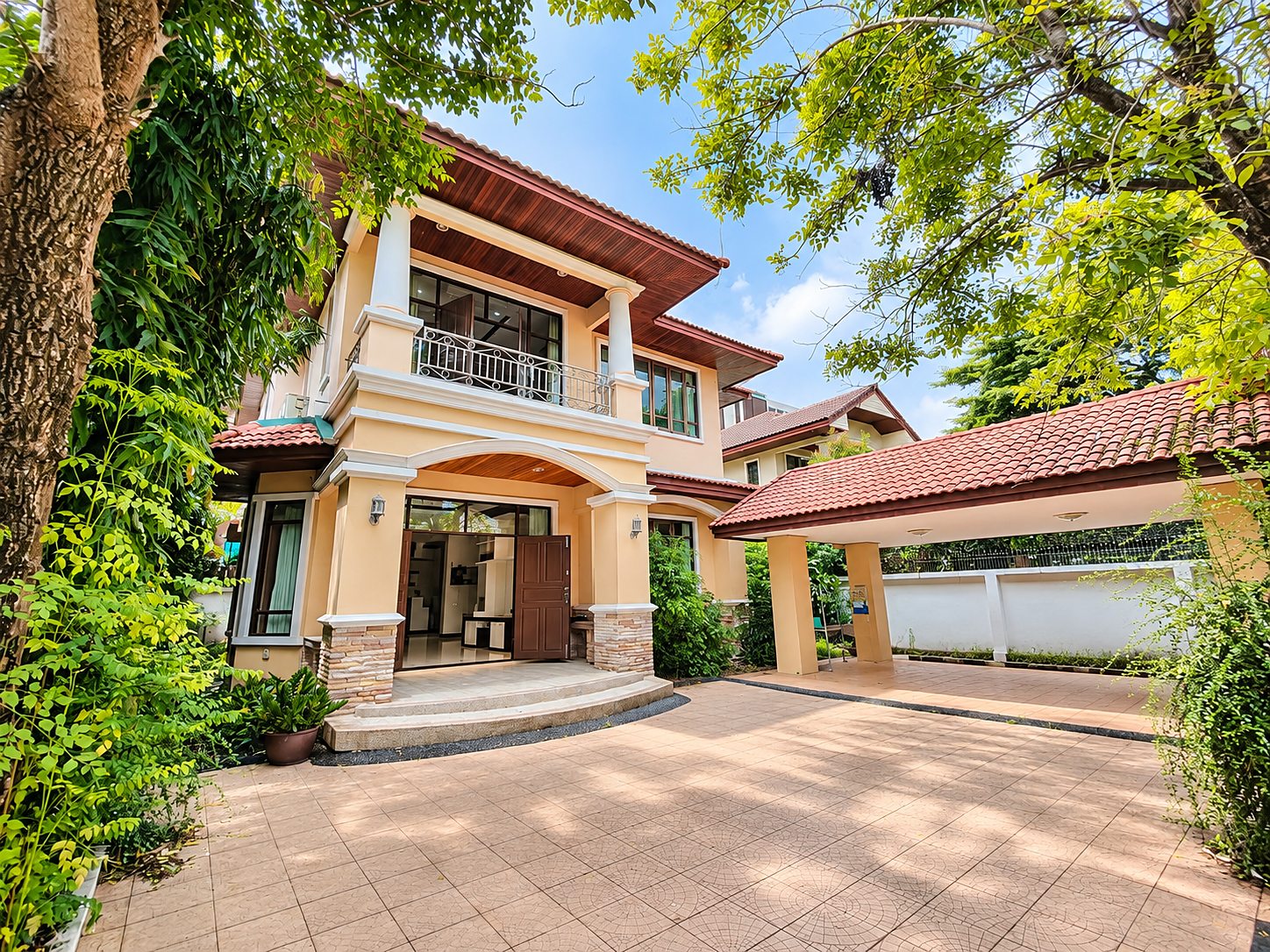 Detached House — Ekkamai 10 Yaek 6 / Pridi Banomyong 25: House exterior and driveway