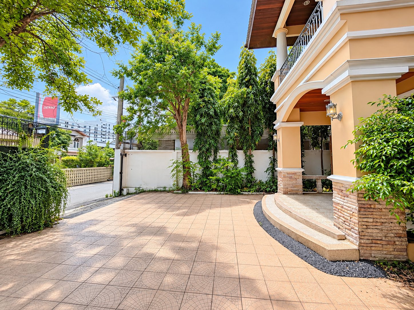 Detached House — Ekkamai 10 Yaek 6 / Pridi Banomyong 25: Front courtyard