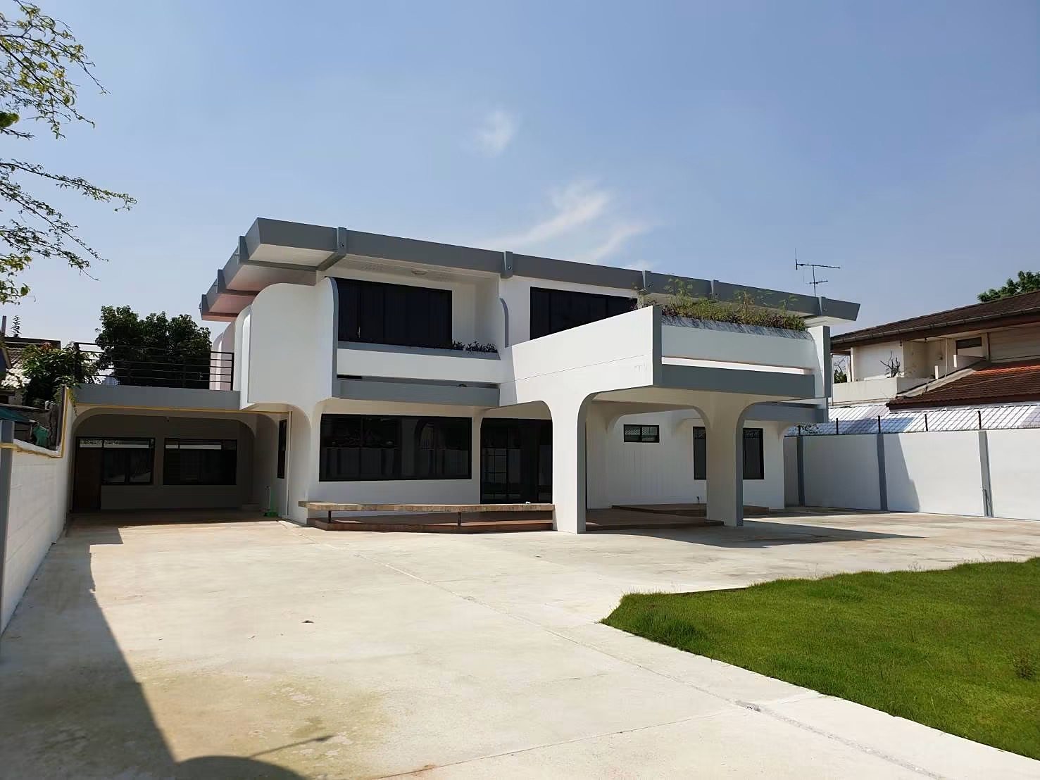 Detached House — Pridi Banomyong 26 / Pattanaves 10: House exterior and driveway