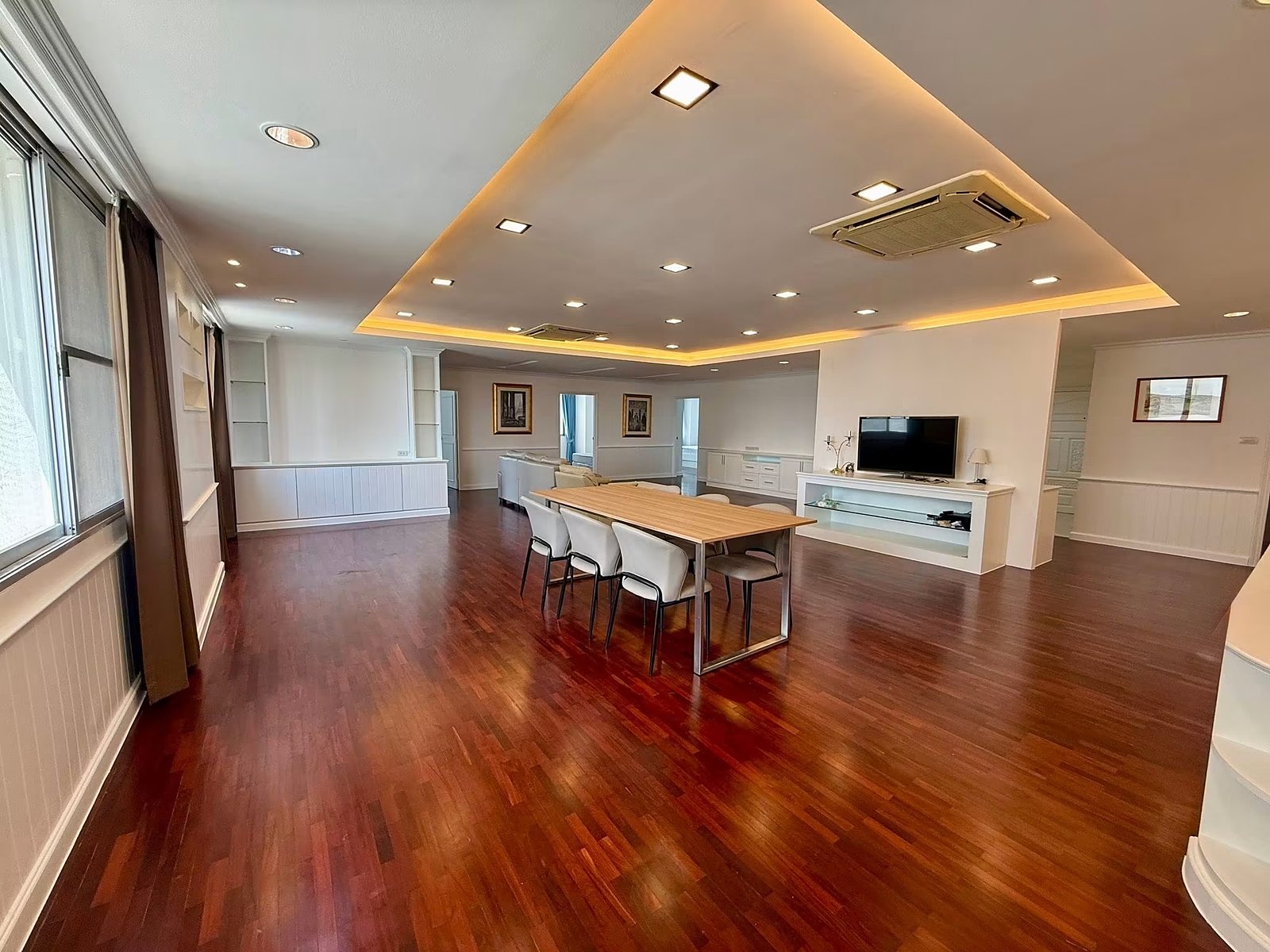 D.S. Tower 1 Sukhumvit 33: Living and dining area