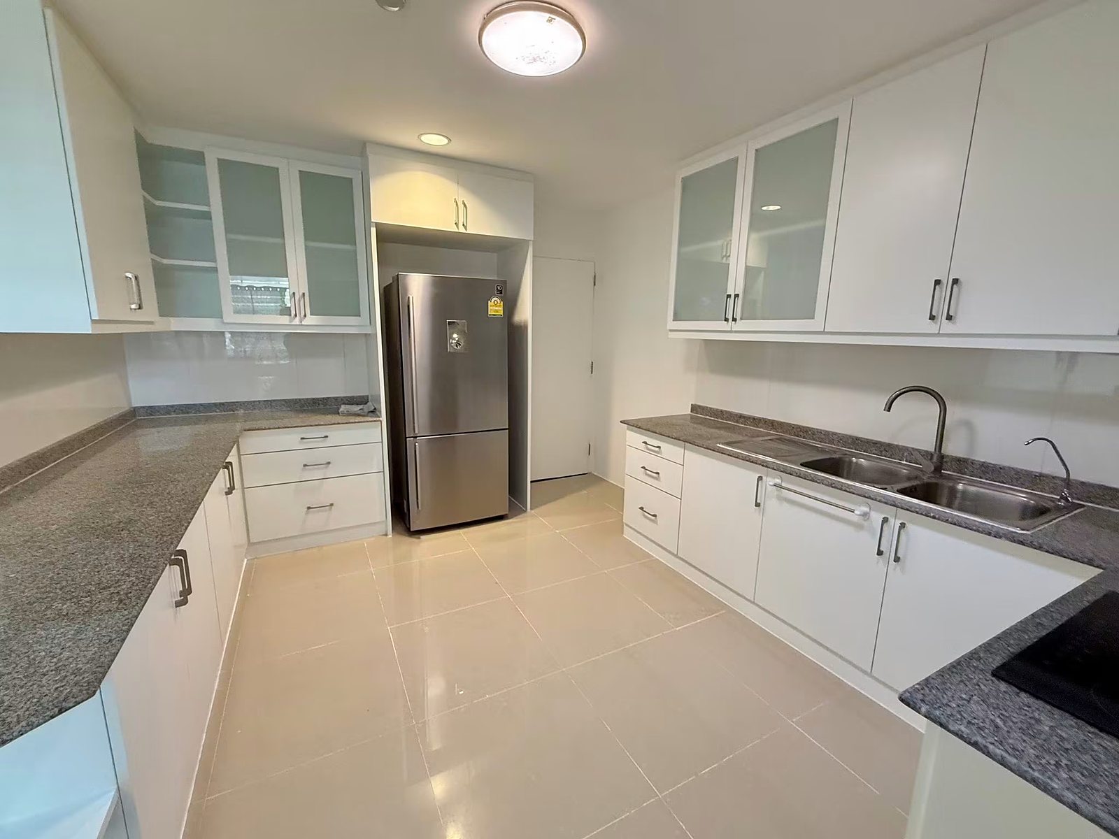 D.S. Tower 1 Sukhumvit 33: Kitchen