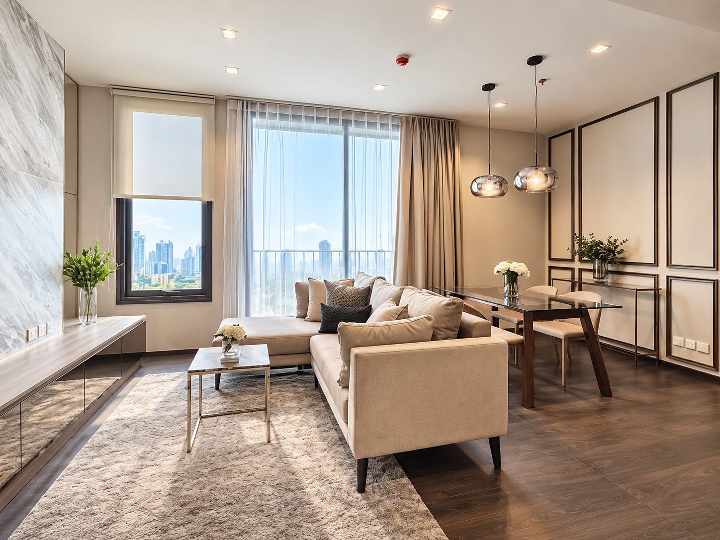 Edge Sukhumvit 23: Living and dining area