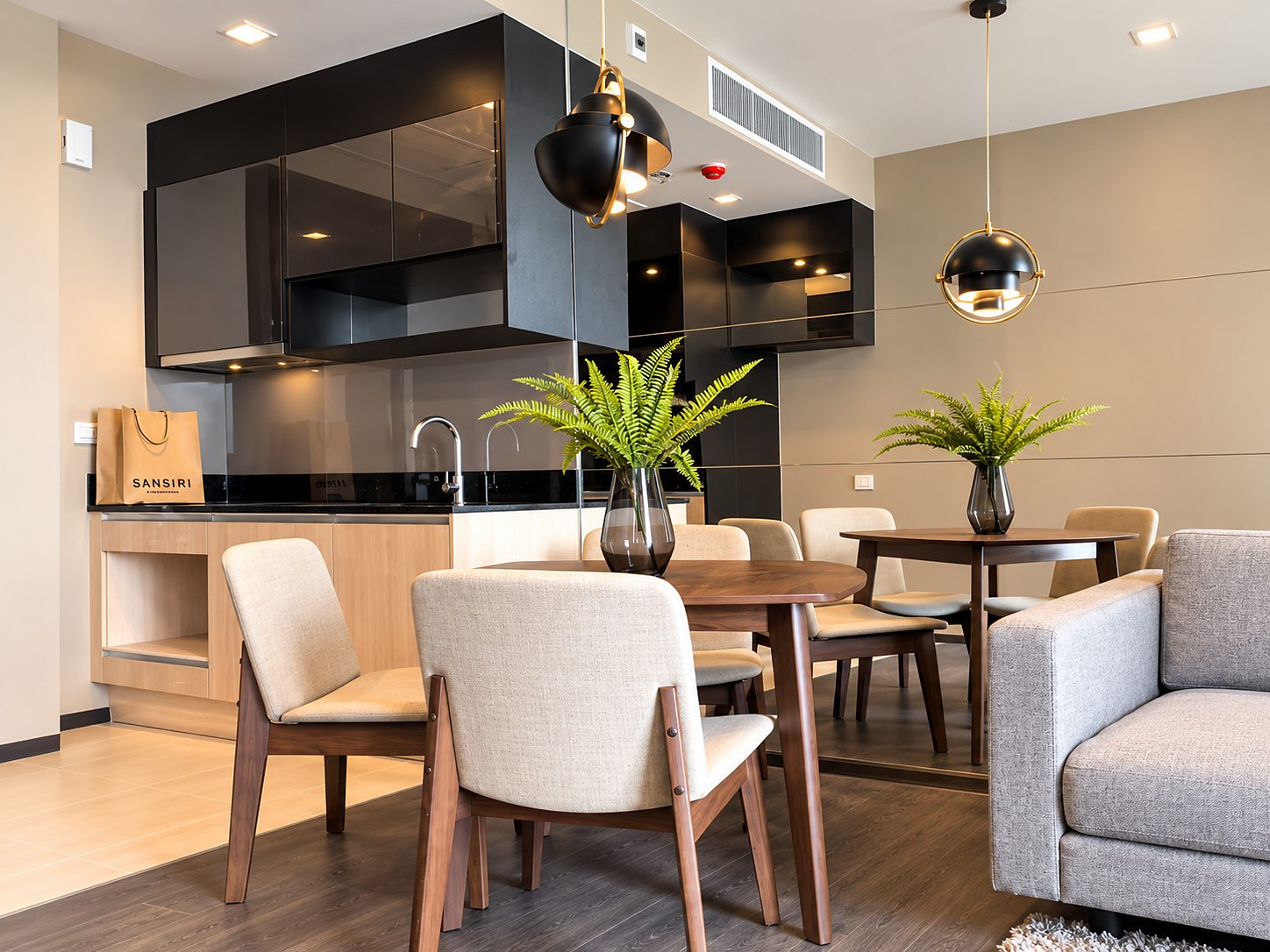Edge Sukhumvit 23: Dining and kitchen [show unit]