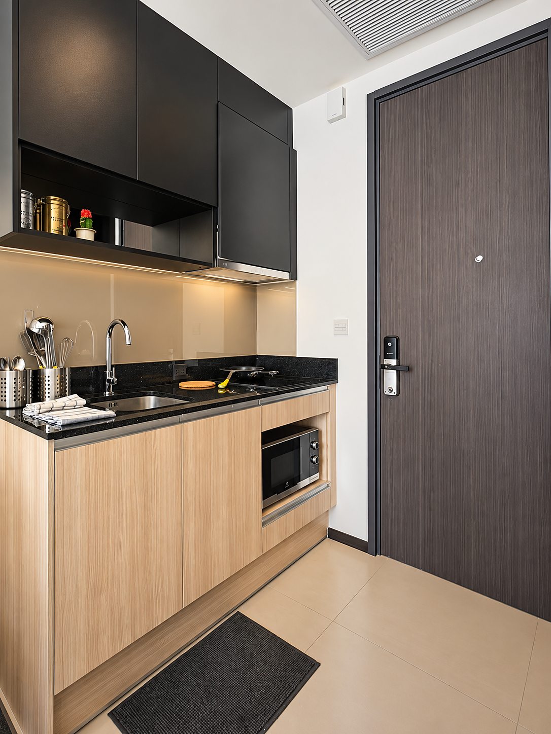 Edge Sukhumvit 23: Kitchen and entrance [show unit]