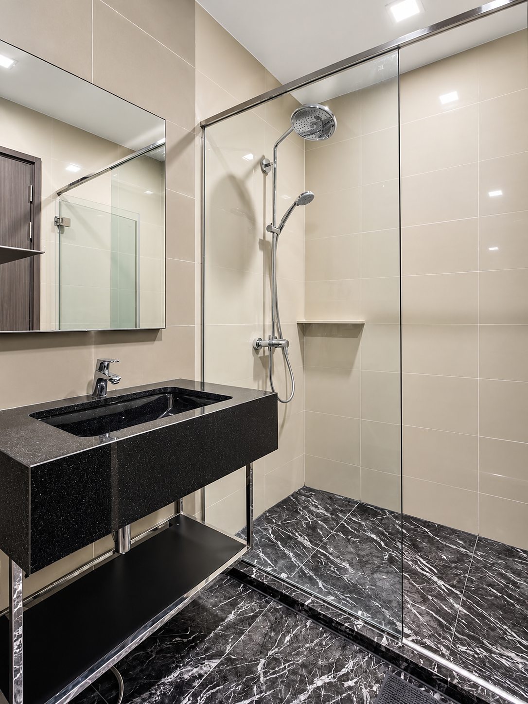 Edge Sukhumvit 23: Bathroom [show unit]