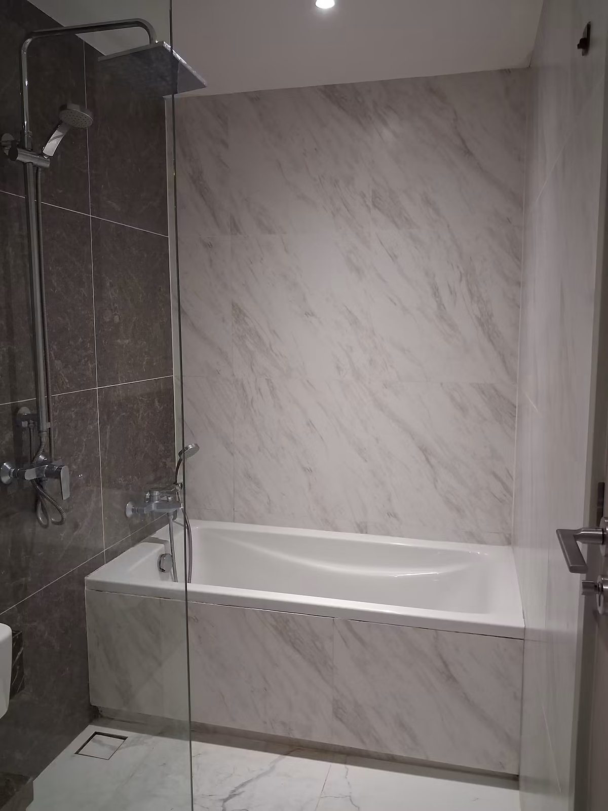 FYNN Asoke: Bathroom with bathtub