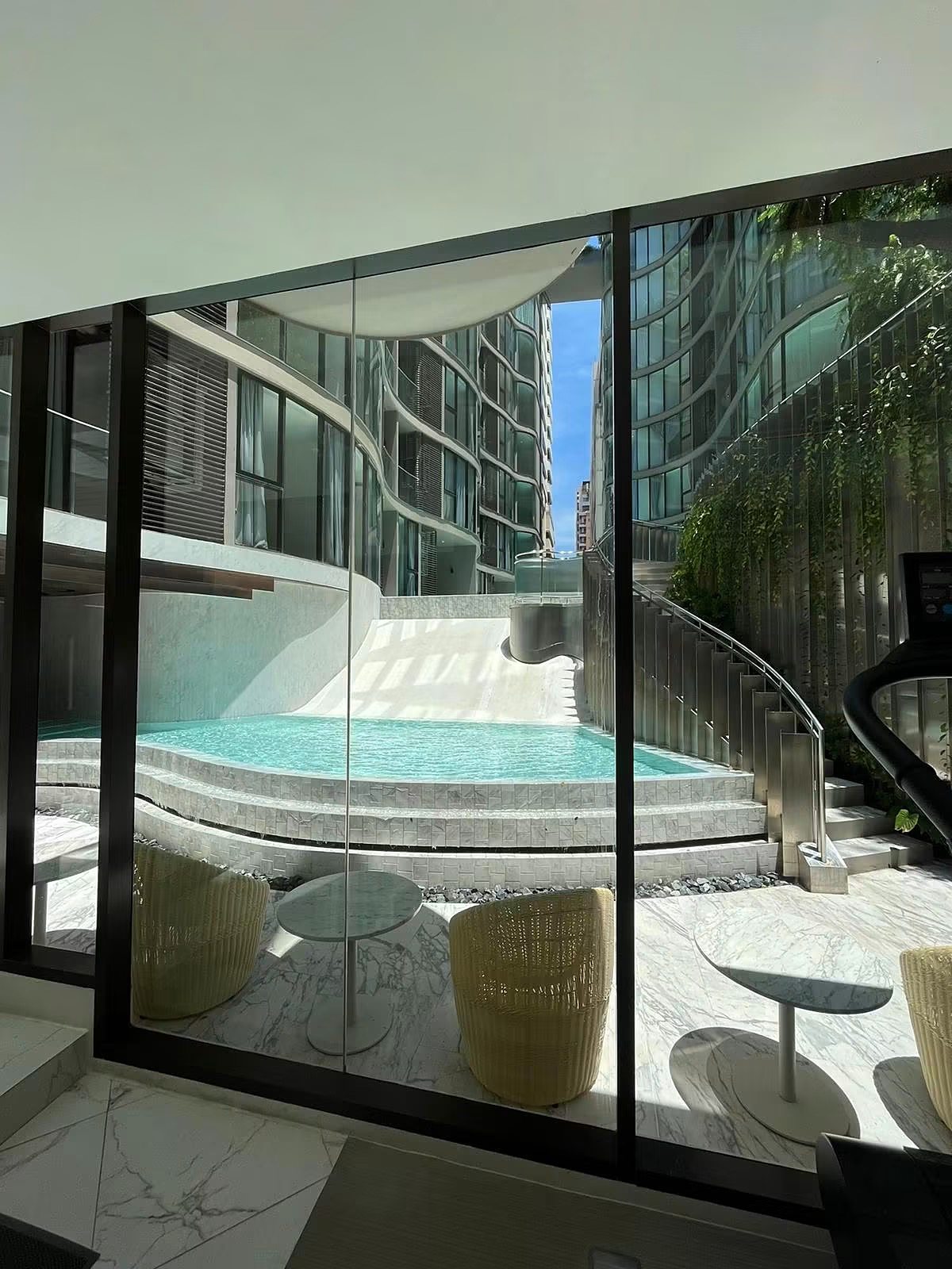 FYNN Asoke: Swimming pool