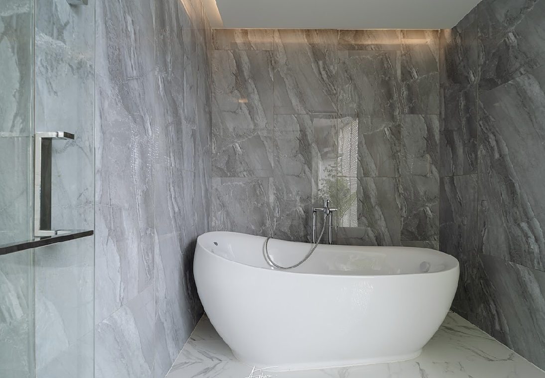 House Ekkamai 10 (Sukhumvit 65): Freestanding bathtub