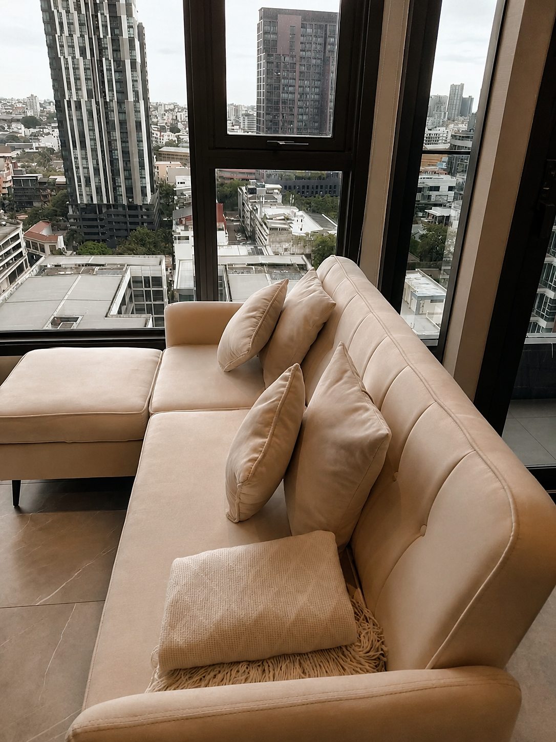 Hyde Heritage Thonglor: Sofa with city view