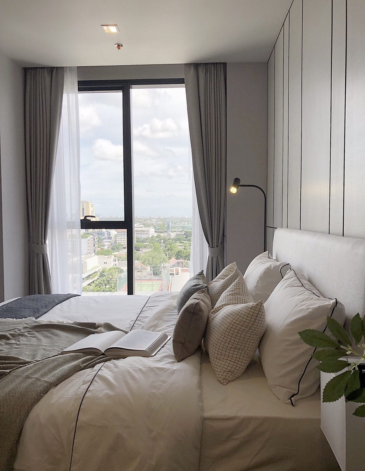 IDEO Q Sukhumvit 36: Bedroom with city view