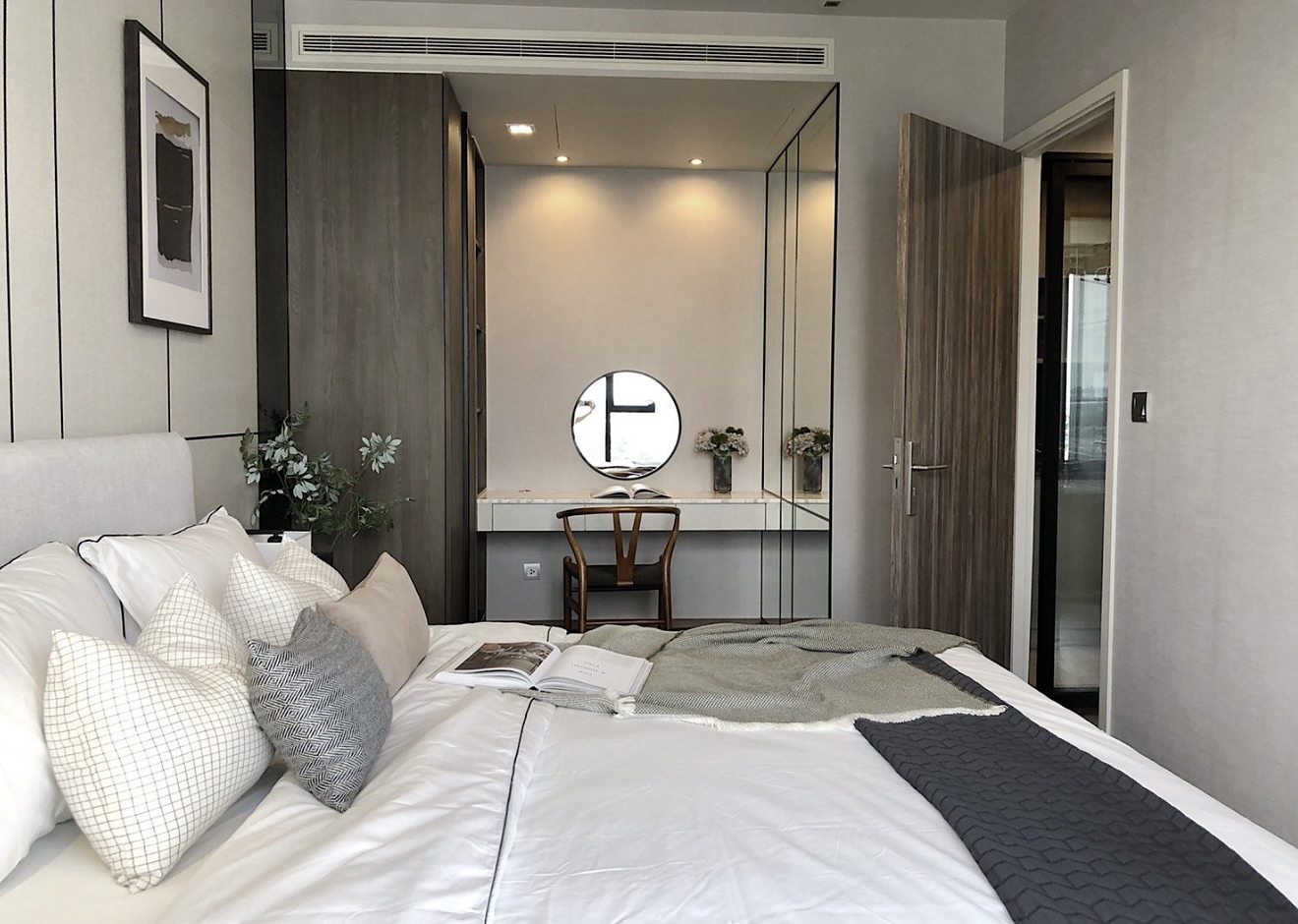 IDEO Q Sukhumvit 36: Bedroom and vanity