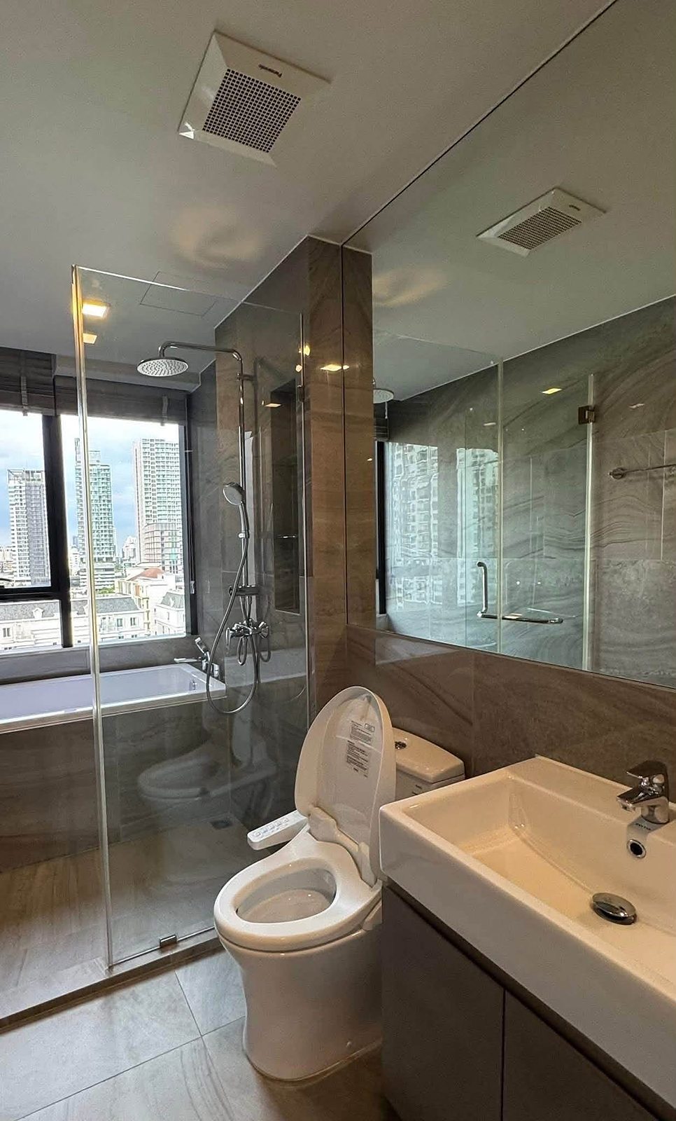 Ideo Q Sukhumvit 36: Bathroom with bathtub