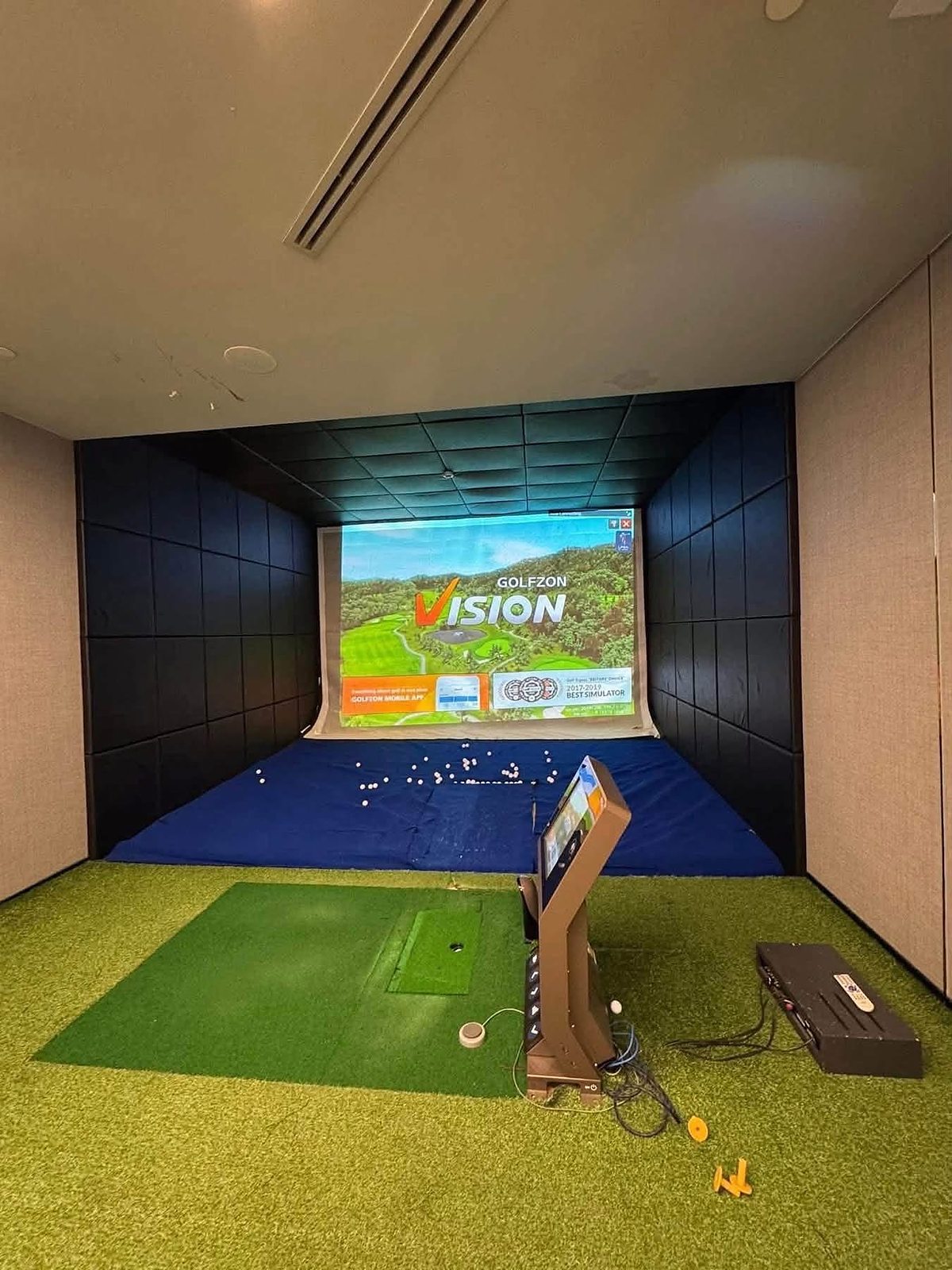 Ideo Q Sukhumvit 36: Golf simulator room