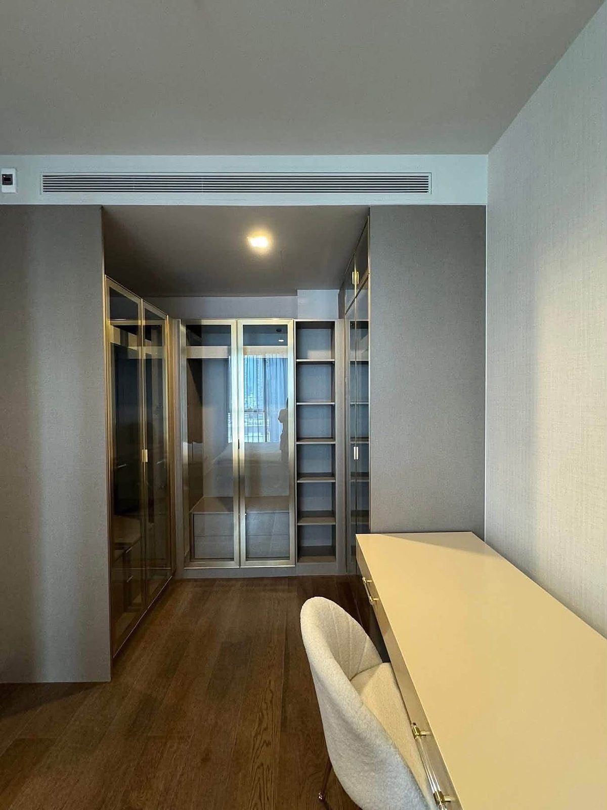 Ideo Q Sukhumvit 36: Walk-in closet