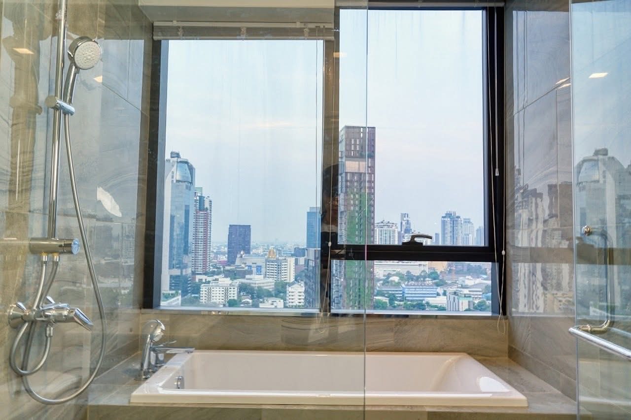 IDEO Q Sukhumvit 36: Bathroom with city view